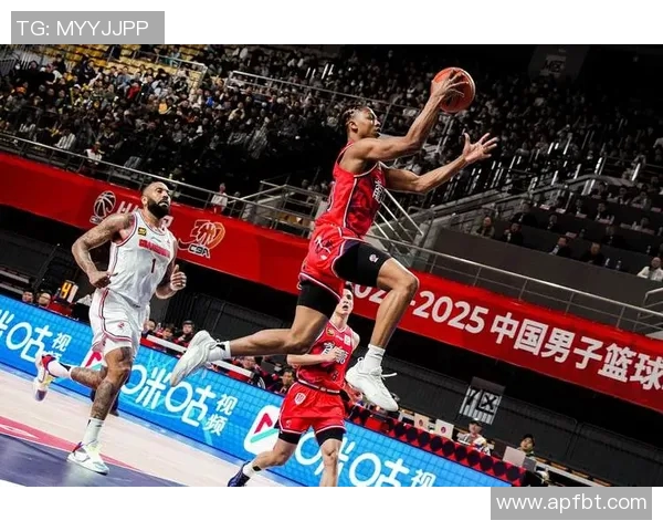 亚当斯与广东队精彩对决集锦回顾展现篮球魅力与激情时刻